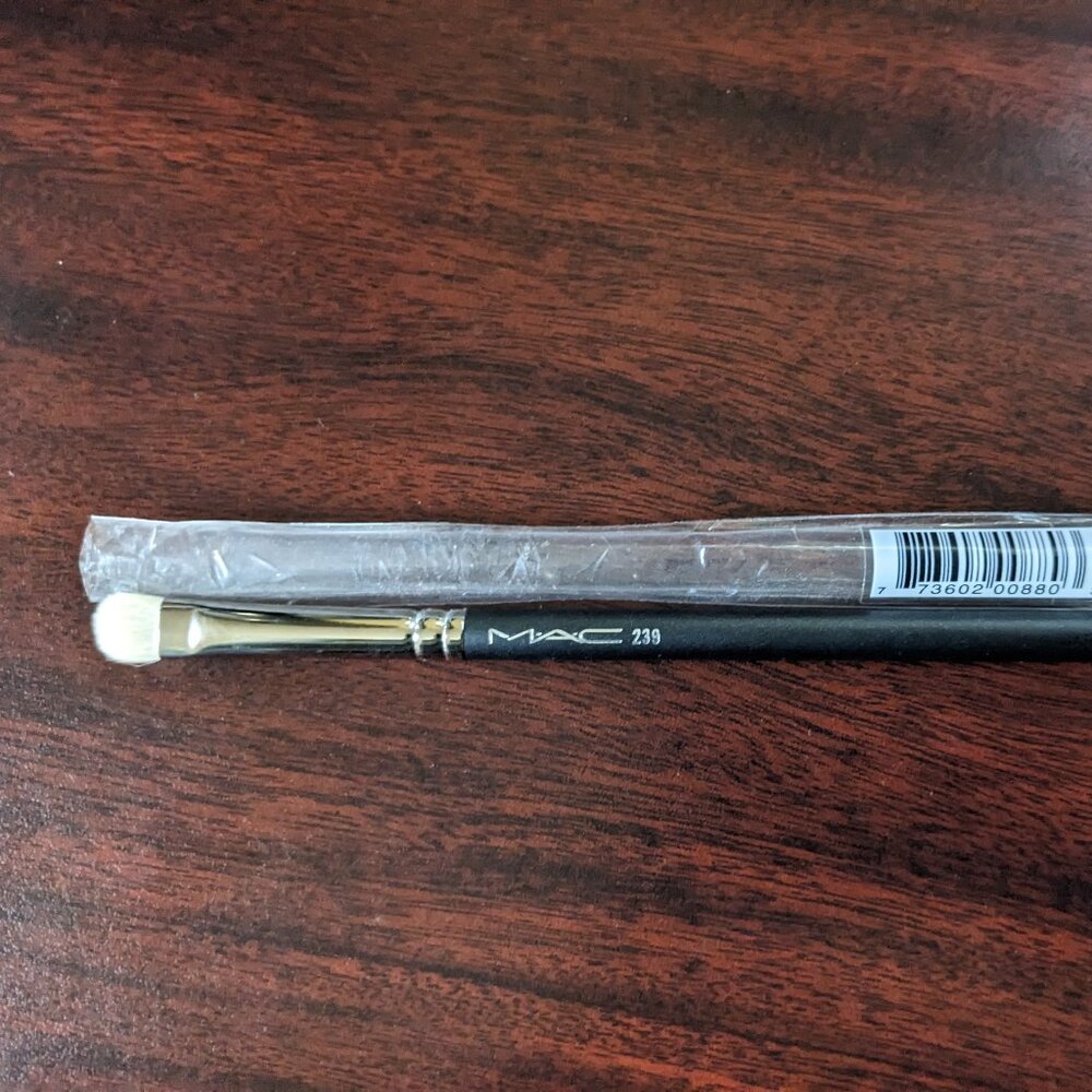 MAC 239 Eye Shader Brush - Goat Hair Discontinued version